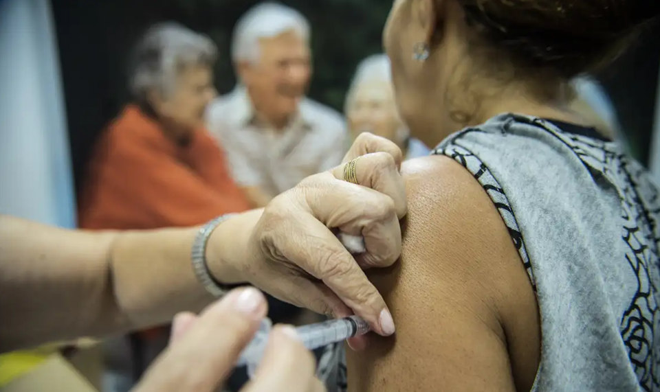 Saúde inicia envio de SMS para pessoas com 60 anos ou mais que ainda não se vacinaram contra a gripe no Estado