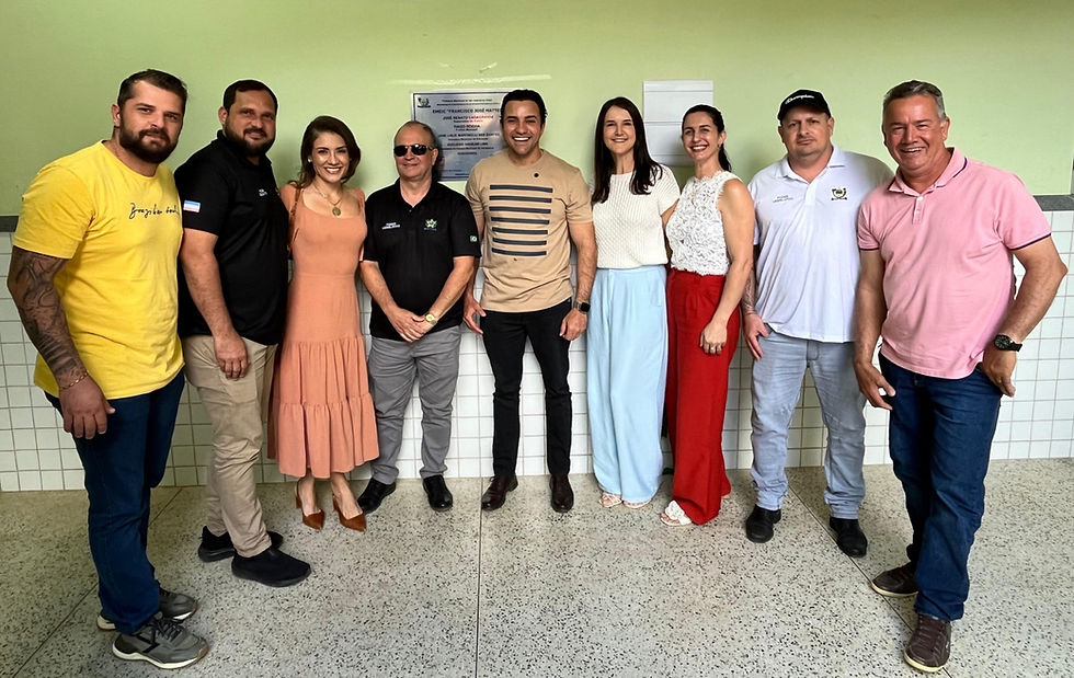 Da esquerda para a direita: o secretário de Obras, Maikel Paiva, o vereador Fabiano Ost, a primeira-dama Marcella Rocha, o presidente da Câmara, Sargento Aguilar, o prefeito Tiago Rocha, a secretária de Educação Jane Leslie, a diretora da escola, o vereador Edinho, e representante da comunidade. Créditos da imagem: divulgação/ SECOM