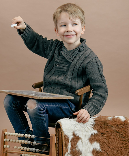 Schulkind mit Schulranzen und Wandtafel