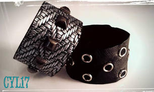 bracciale polsiera in morbida pelle nera con borchie nere circolari e bracciale in pelle e
