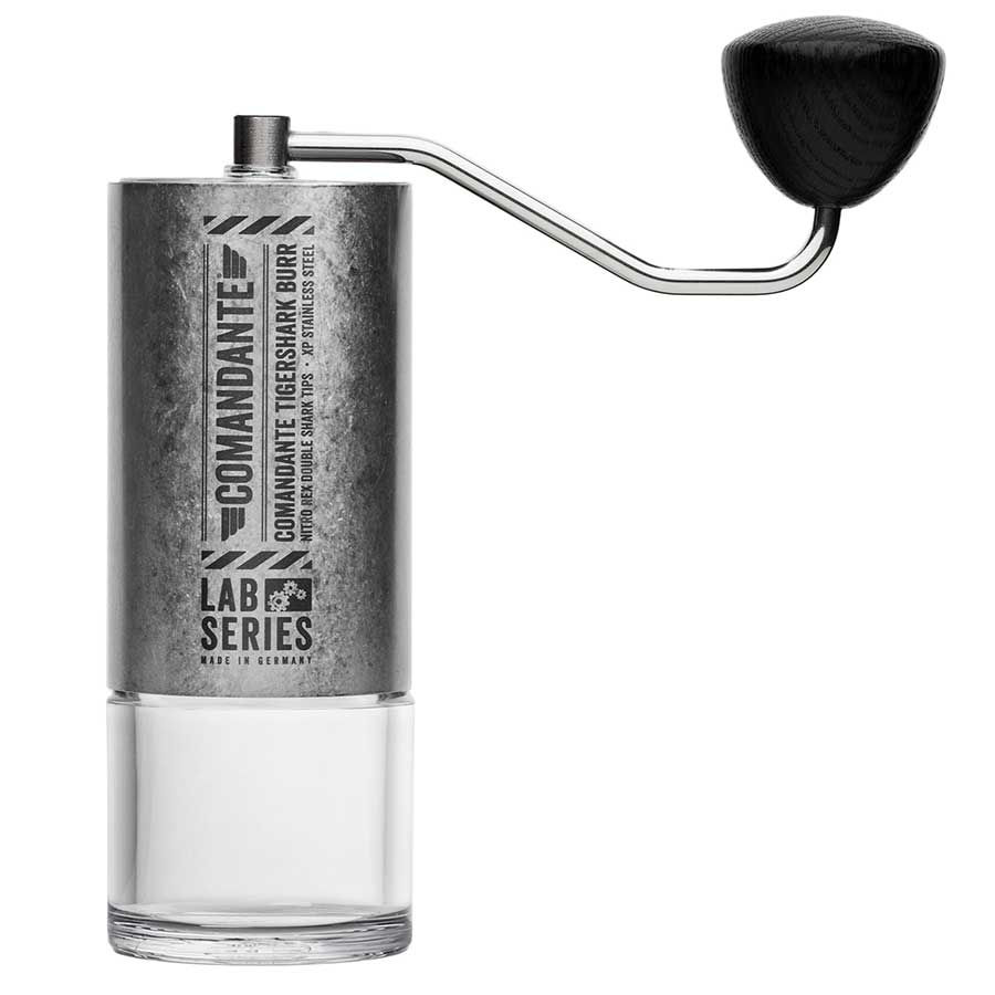 Comandante C40 MK4 LAB Series TIGERSHARK Frontansicht Handmühle für Espresso und Filter
