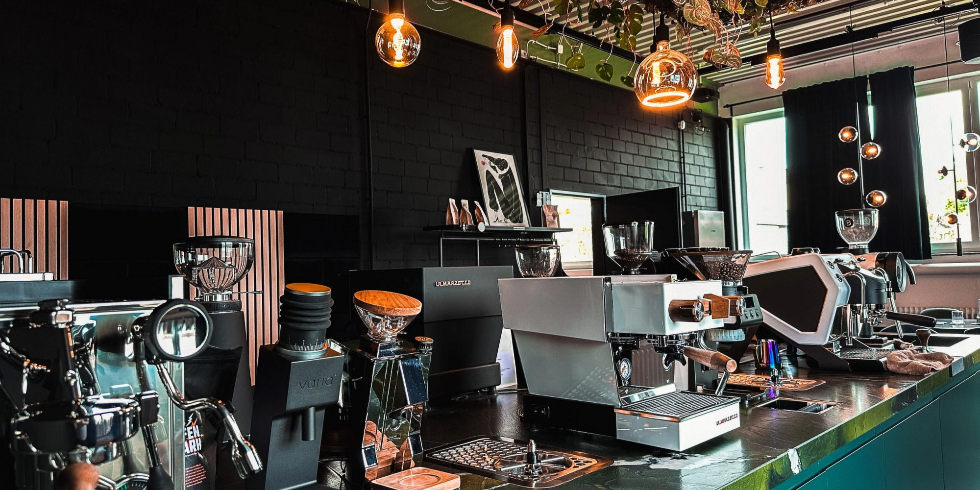 Barista Kurs Trainingsraum mit verschiedenen Maschinen und Gemütlicher Atmosphäre in Leonberg und Stuttgart