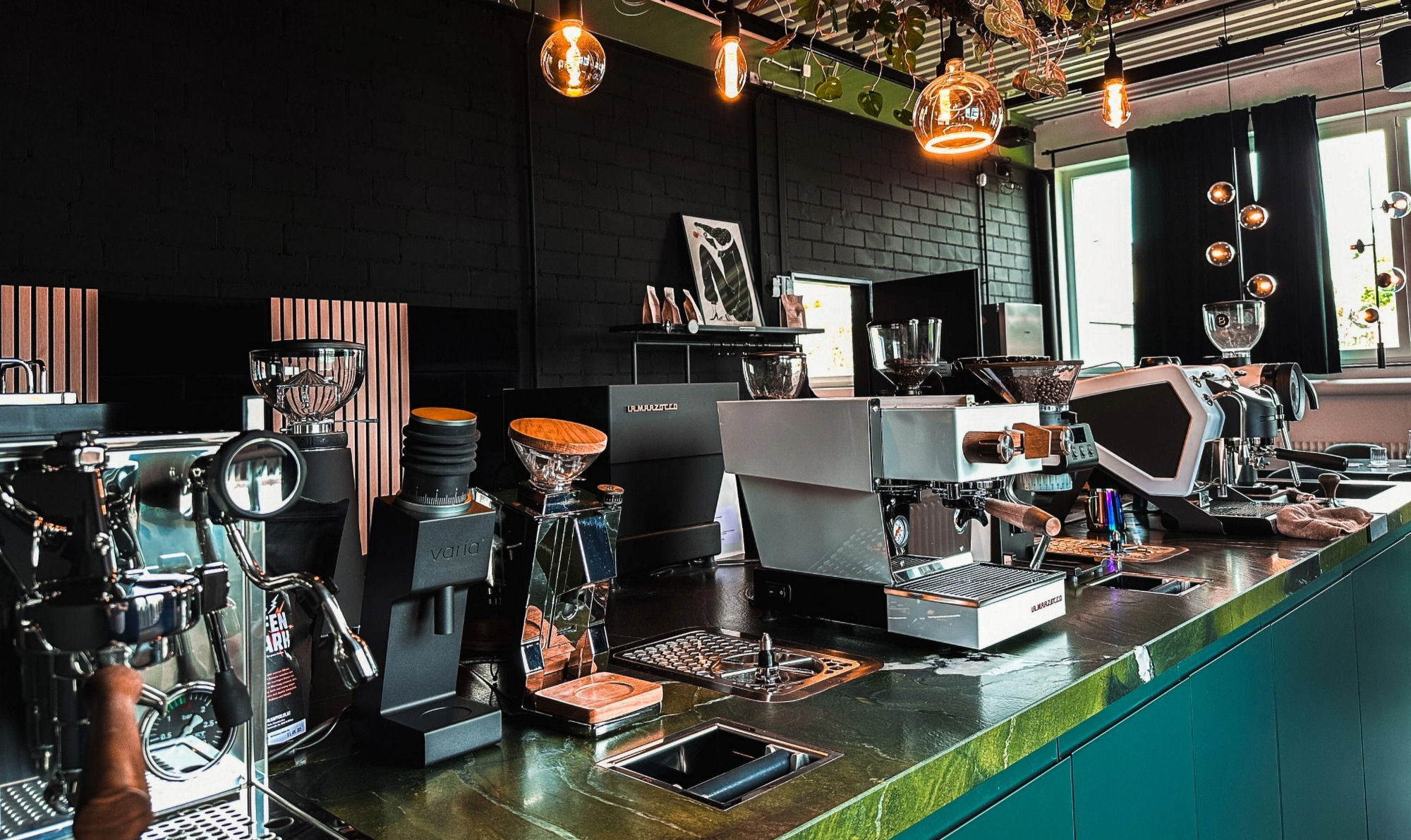 Barista Kurs Trainingsraum mit verschiedenen Maschinen und Gemütlicher Atmosphäre in Leonberg und Stuttgart