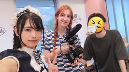 オーストラリア国営放送「ABC Australia」の番組『Race Around the World』内にて放映される、日本の女装文化を取材したショートドキュメンタリーフィルムの撮影を終えて撮影した記念写真。メイド服を着た自身  と、撮影してくれたカメラマンさん、通訳の方の3名が写っている。