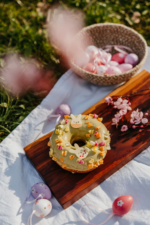 Komerční produktové lifestyle brandové focení donut piknik v parku Praha velikonoční focení
