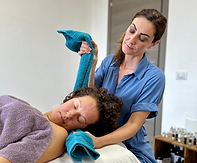 alessandra mocco all'interno del suo studio massaggi a cagliari