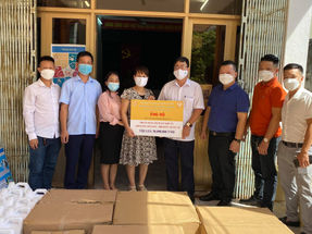 Yêu Người Lân Cận: Tặng 300 lít khử khuẩn, 2000 khẩu trang & kính chắn bọt cho sở Y Tế TP Móng Cái