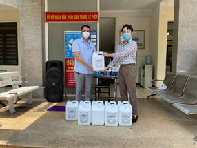 Yêu người lân cận: Tặng hơn 100 lít dung dịch khử khuẩn cho công an phường Kim Giang