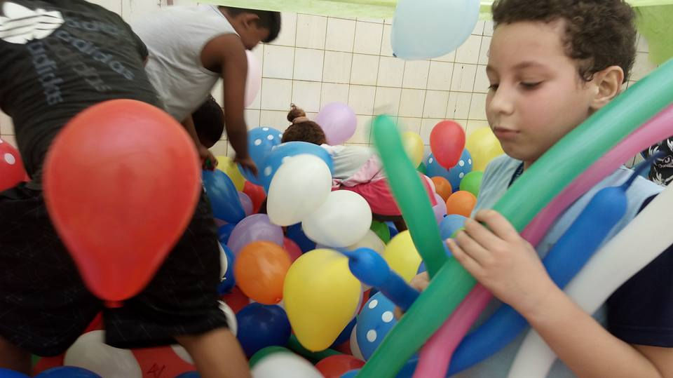Alunos brincando com bola/2017