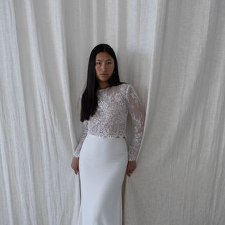 Sleek Fitted Crepe Skirt with Zipper Closure