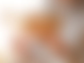 Ein Mann schlägt eine Klangschale an