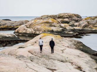 Zwei Frauen gehen spazieren