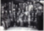 O Mestre Mikao Usui (sentado ao centro) com os membros da Usui Reiki Ryoho Gakkai, fundada em 1922. (in Toshitaka, M. & Miyuki, K., Reiki, 2001, p. 136 e disponível no livro Reiki Universal, de Johnny de’ Carli, Dinalivro).