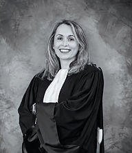 Portrait professionnel en robe judiciaire_edited_edited_edited.jpg