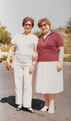 עם סבתא כרמלה 1986