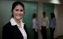 mulher com telefone headset