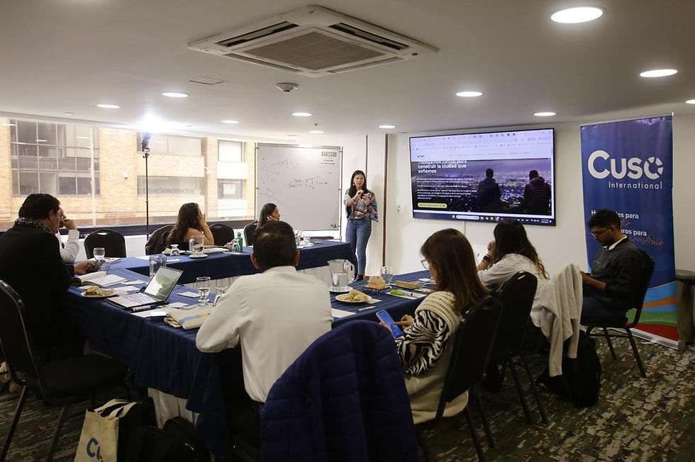 Paula Jaime, enlace territorial de TerritoriA, presenta a los asistentes la gestión de la Fundación Territorial Paisano de Bogotá