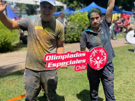 Olimpiadas Especiales participó de la fiesta de los colores que revolucionó Mulchén