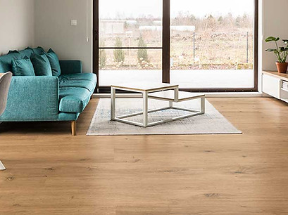 Brauner Vinylboden in modernem Raumdesign