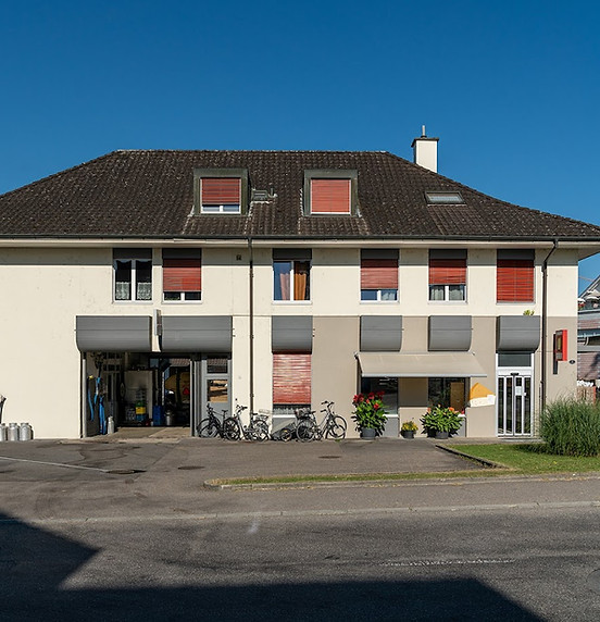 Chäsi Eschenbach, Simona Brunner bietet seinen Kunden alles rund ums Thema Käse. Von Fondue, Raclette über Käseplatten bis hin zu lokalen Spezialitäten und Partyservice.