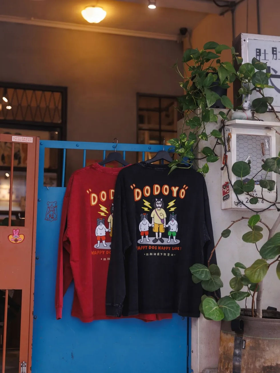 帶著狗狗上學Tee 2.0 來囉！這次是長袖！！ 材質舒舒服服！！！即日起開始預購至11-23(星期日)，喜歡的朋友私訊匯款顏色：雪花黑-中灰-天藍-復古紅-千禧粉-卡其  共六色