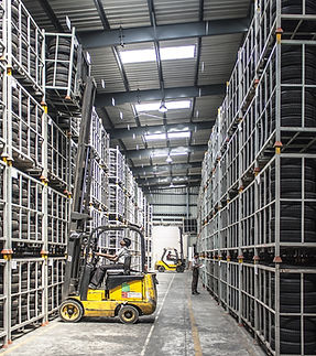 Lager mit Gabelstaplern