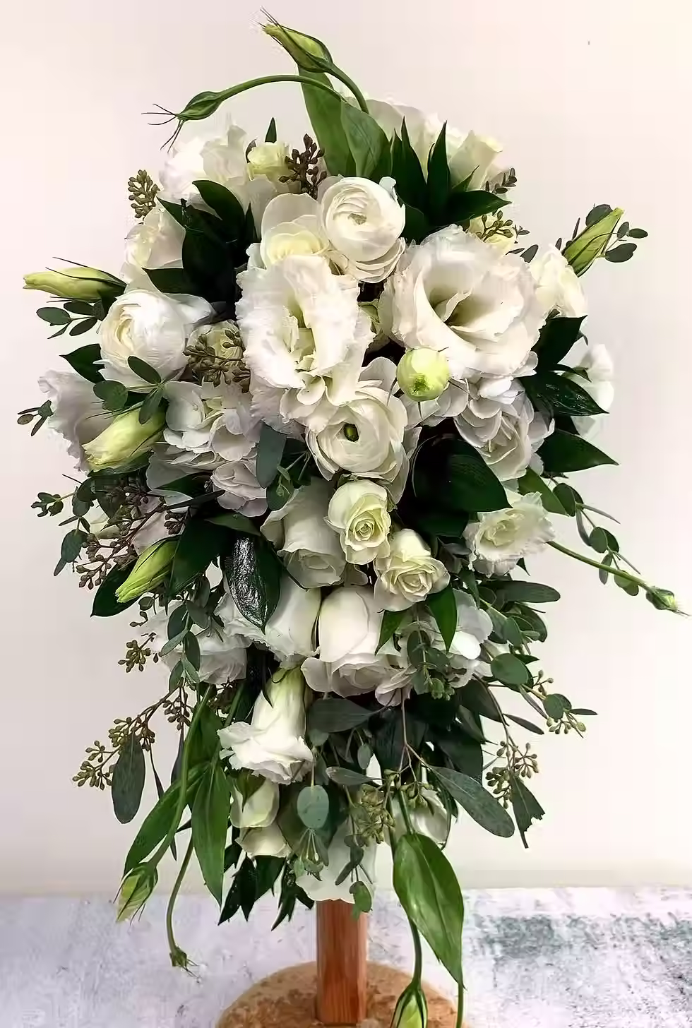 Price: $200.00
A gorgeous mix of ranunculus, lisianthus, spray roses, hydrangea, and a variety of greens.