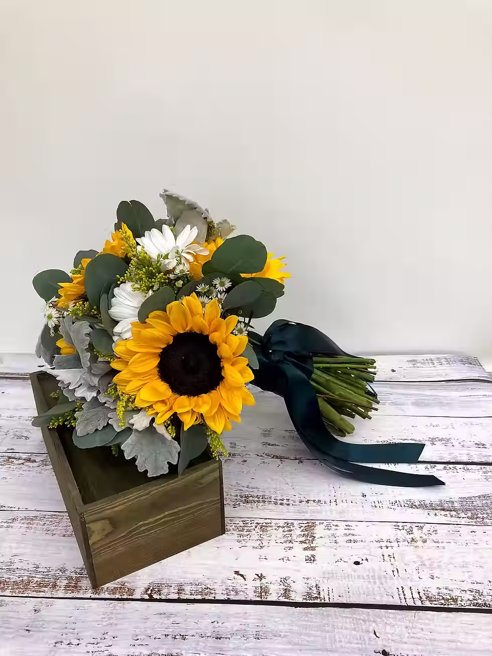 Price: $150.00
Sunflowers, white daisy poms, solid aster, monte casino, silver dollar, and dusty miller.