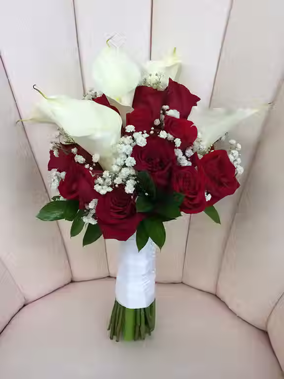 Price: $150.00
This bouquet offers a complementary mix of roses and large calla lilies accented with baby's breath.