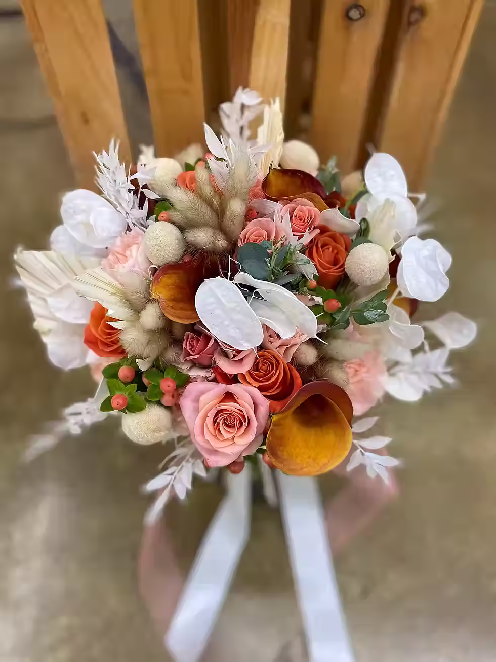 Price: $250.00
Mini callas, spray roses, carnations, roses, coffee bean mixed with dried and bleached flowers.