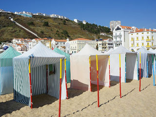 Tentes de plage sur la plage de Nazaré au Portugal