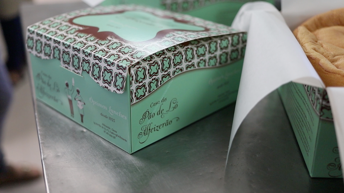 Traditional Portuguese pão-de-ló from Casa do Pão de Ló de Alfeizerão