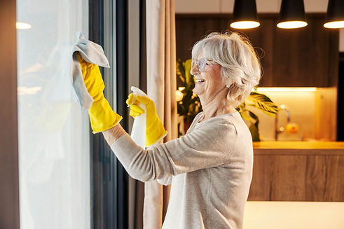 QUA_Elderly_Seniorjobs_AdobeStock_806717694(c) dusanpetkovic1_1.jpg
