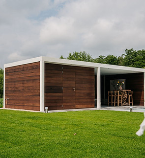 Moderne houten poolhouse met terras