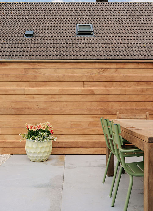 Houten gevel, terras met tafel en stoelen Dendermonde