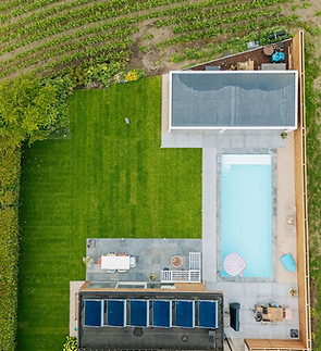 Luchtfoto zwembad, poolhouse, zonnepanelen en tuin