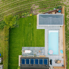 Luchtfoto: zwembad, zonnepanelen en tuin aanleg door QC Tuinen in Lochristi