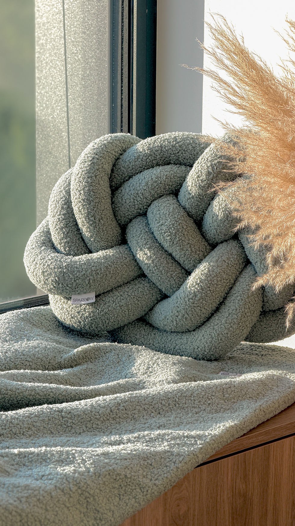 Poduszka precel / knot pillow - boucle szałwia