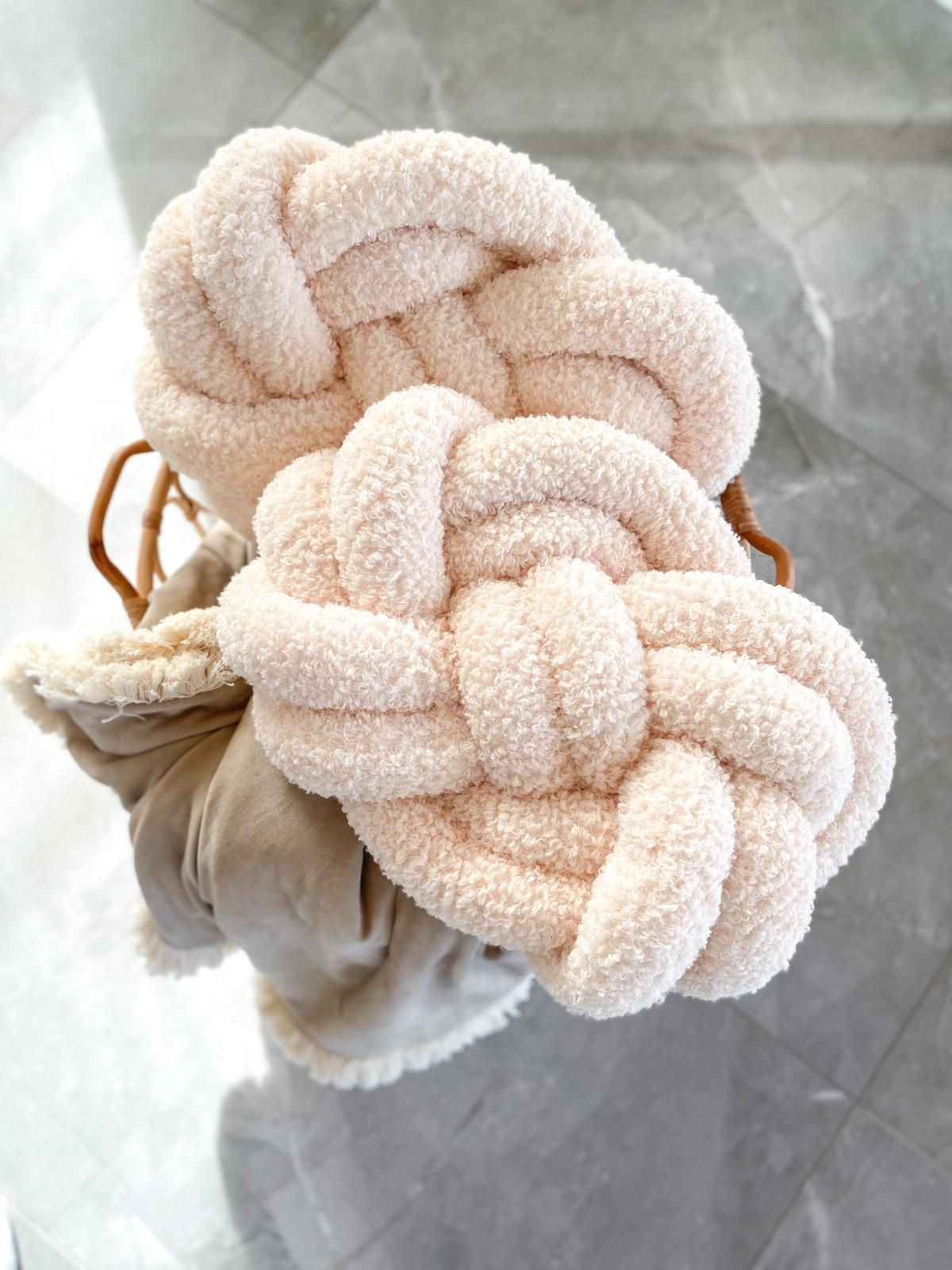 Poduszka precel / knot pillow - boucle ecru