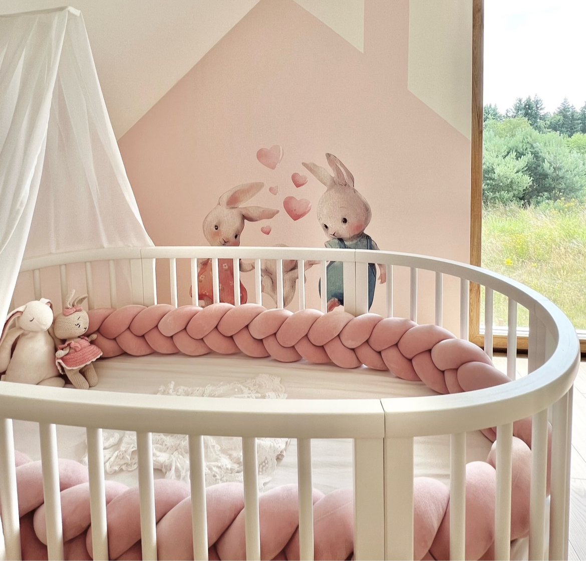 ochraniacz warkocz pudrowy róż welurowy w łóżeczku dziecięcym
