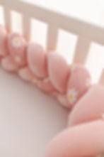 ochraniacz warkocz w stokrotki w łóżeczku dziecięcym