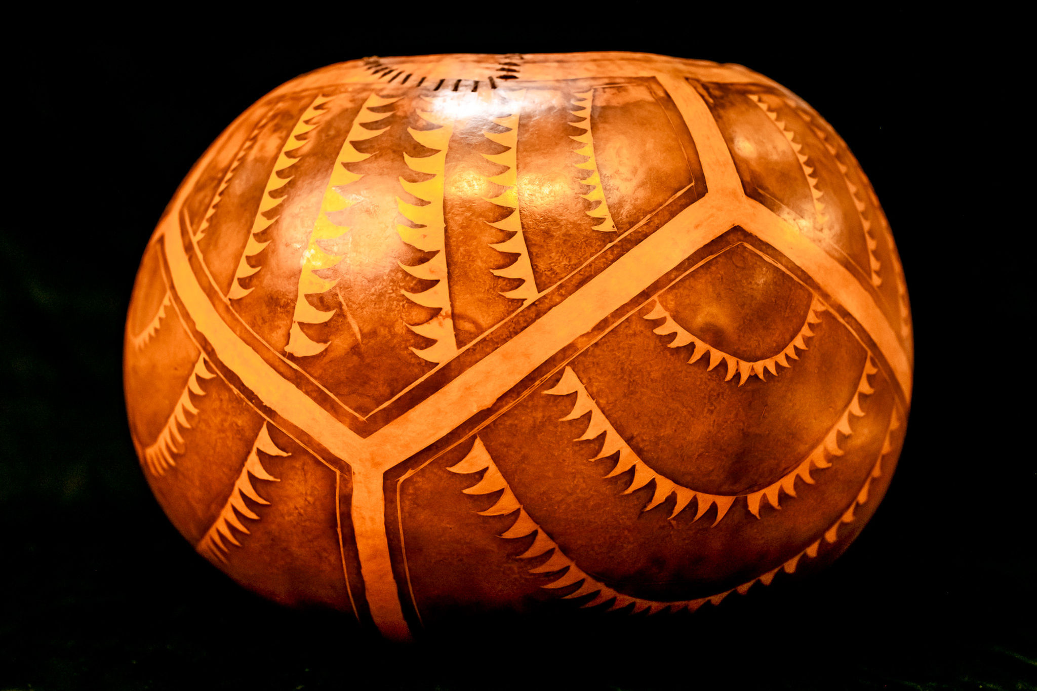 UMEKE PAWEHE CALABASH - HAWAIIAN DECORATED GOURD
