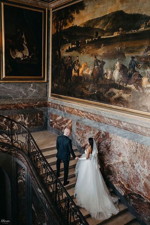 Paris pre wedding photoshoot in the queen stair at Château de Fontainebleau