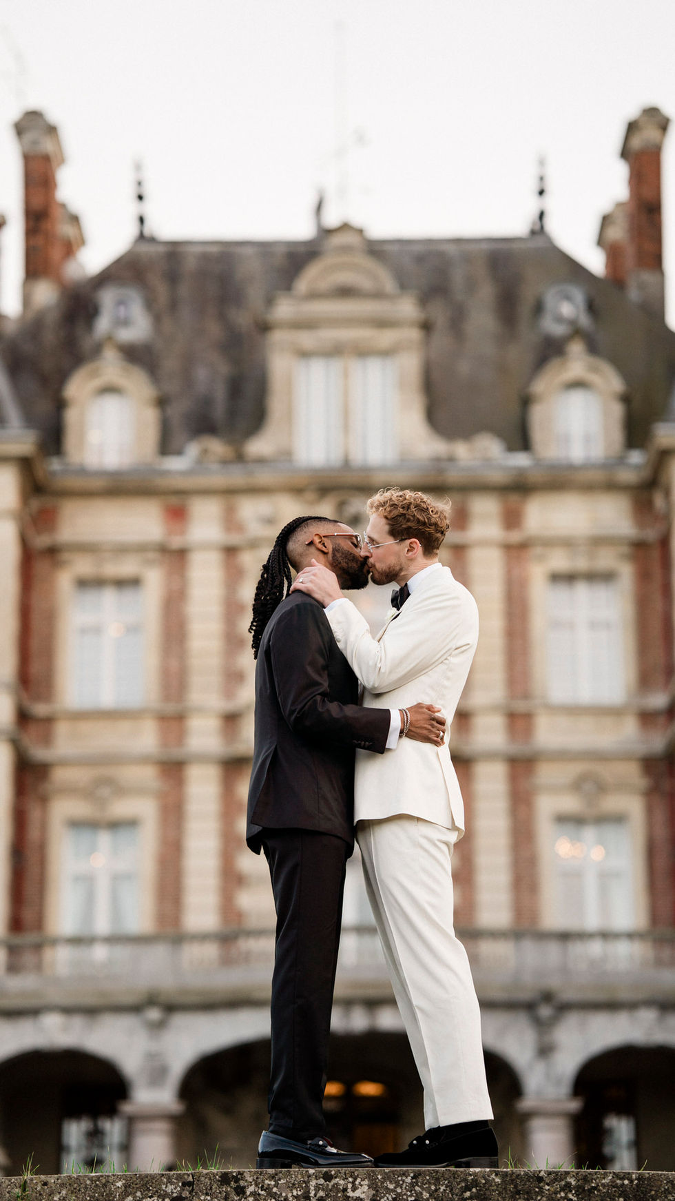 Romantic kiss in front of a Paris countryside château