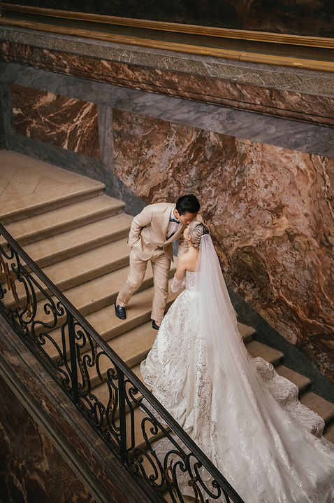 Couple kissing in the queen stair at Château de Fontainebleau