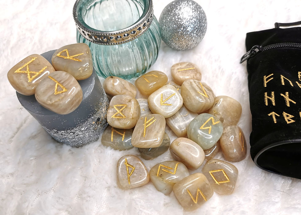 Superbes runes en Pierre de lune beige