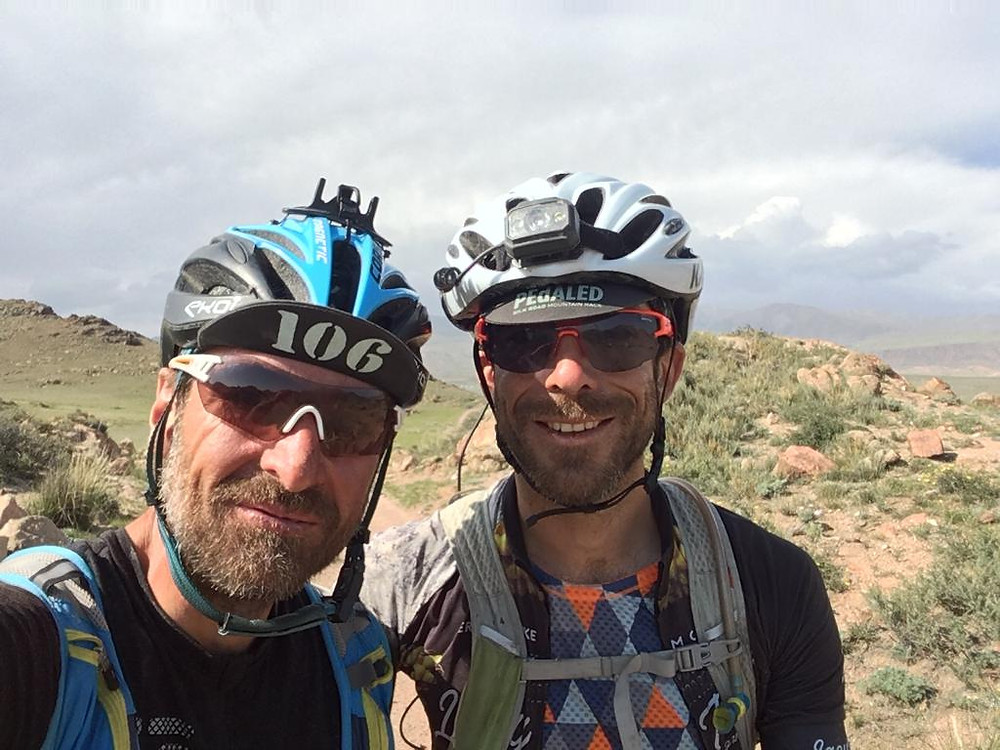 Kousek před cílem s Davidem Gambuli - dojeli spolu... Kyrgyzstán, Silk Road Mountain Race