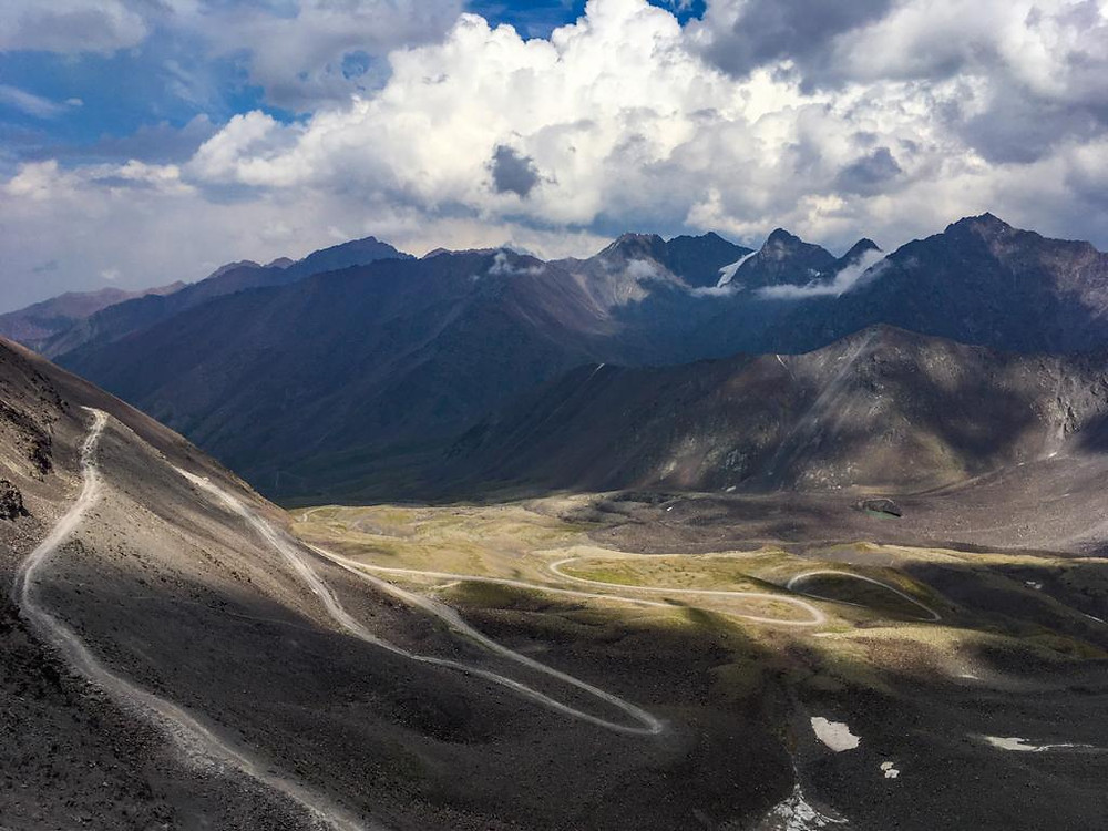 Nekonečná stoupání, nekonečná klesání, Kyrgyzstán, Silk Road Mountain Race