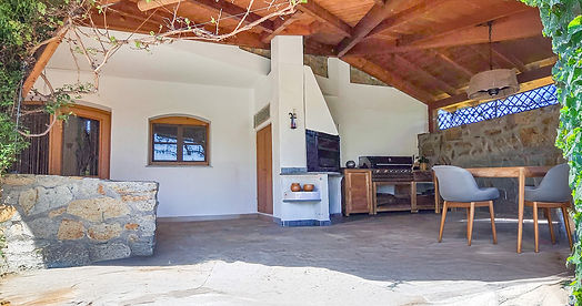 30. Terrasse überdacht mit Outdoorküche und Grillstation.jpg