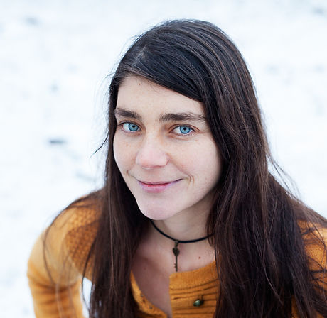 Zu sehen ist Bjela Schwenk. Fantasyautorin und Mitglied der Autorenverinigung Chronistenturm. Bekannt für ihre Reihe Wolfszeit.